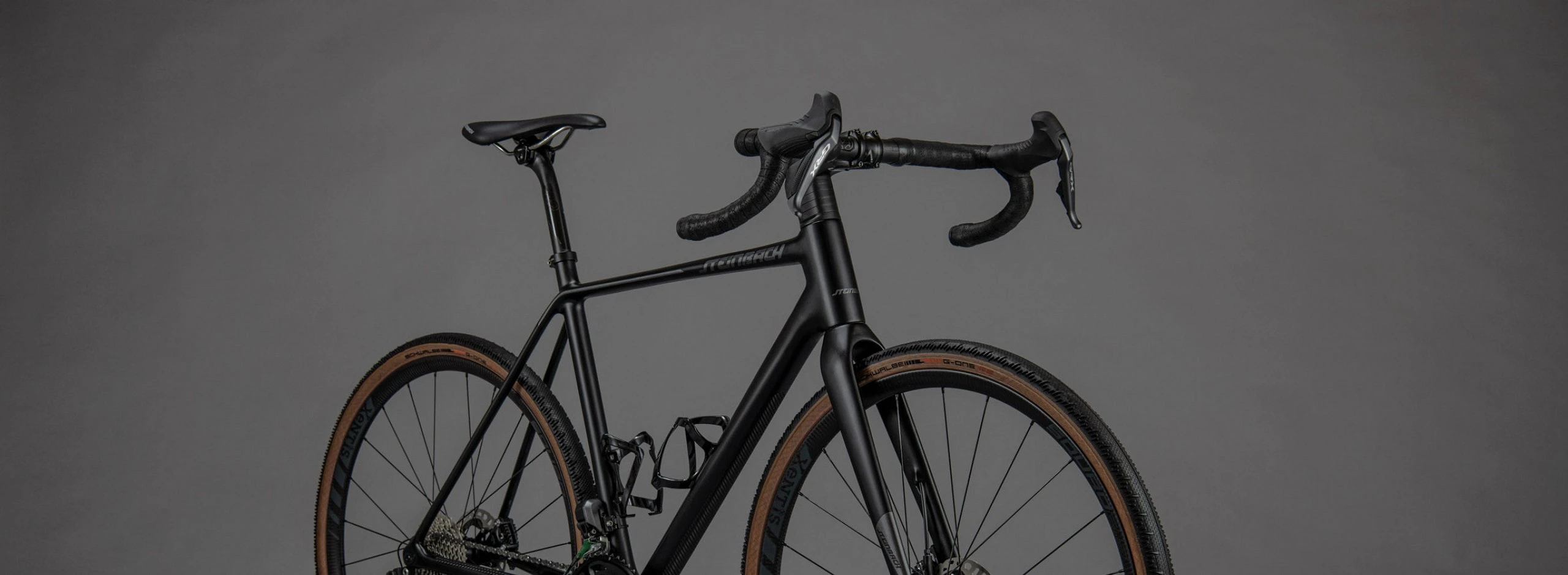 Serles Gravel Bike in schwarz mit Integrated Cockpit, komplett aus Carbon gefertigt. Handmade in Kitzbühel.